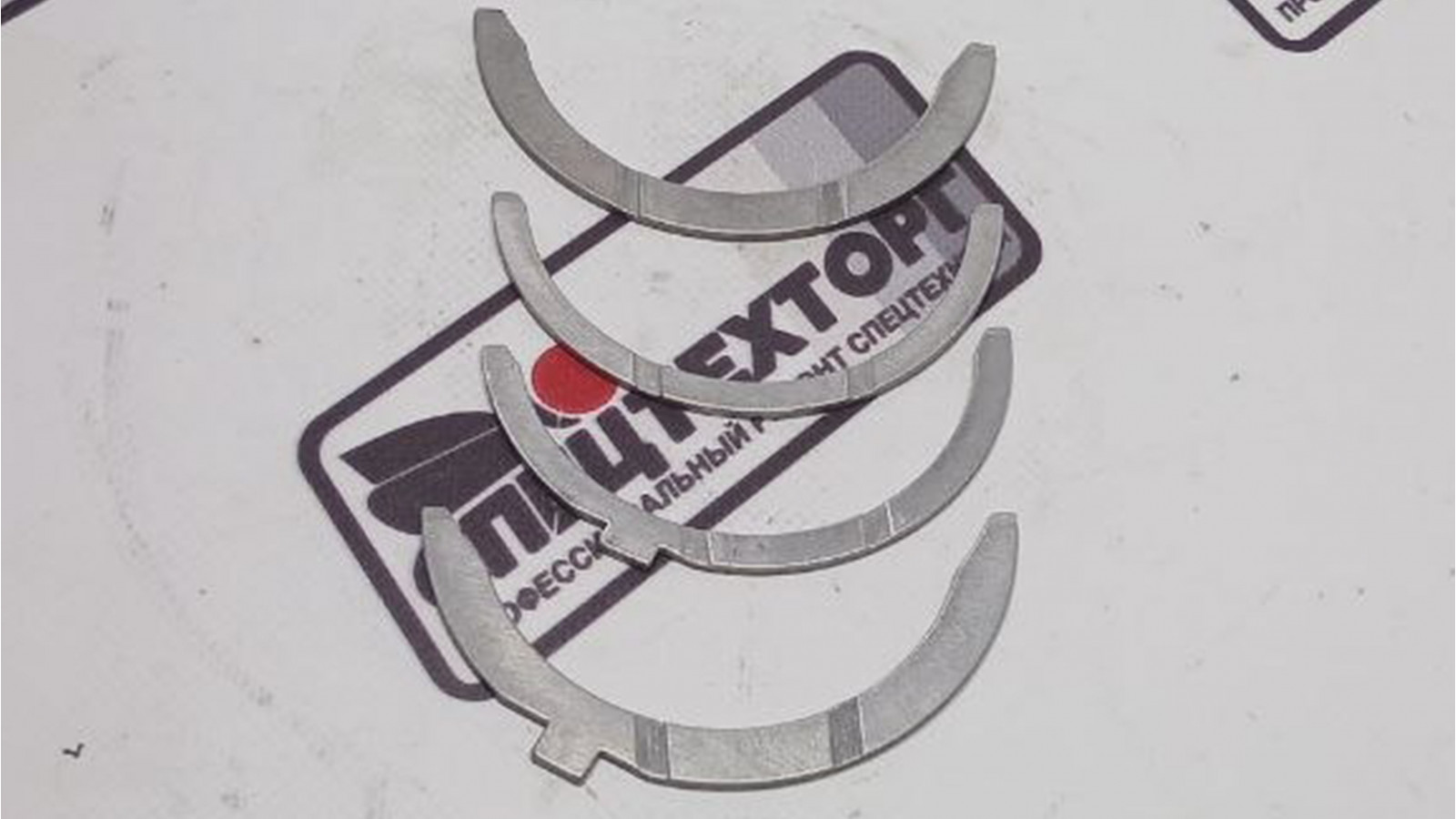 Упорное полукольцо коленчатого вала DEUTZ F6L914 04232791 Упорное полукольцо коленчатого вала DEUTZ F6L914 04232791